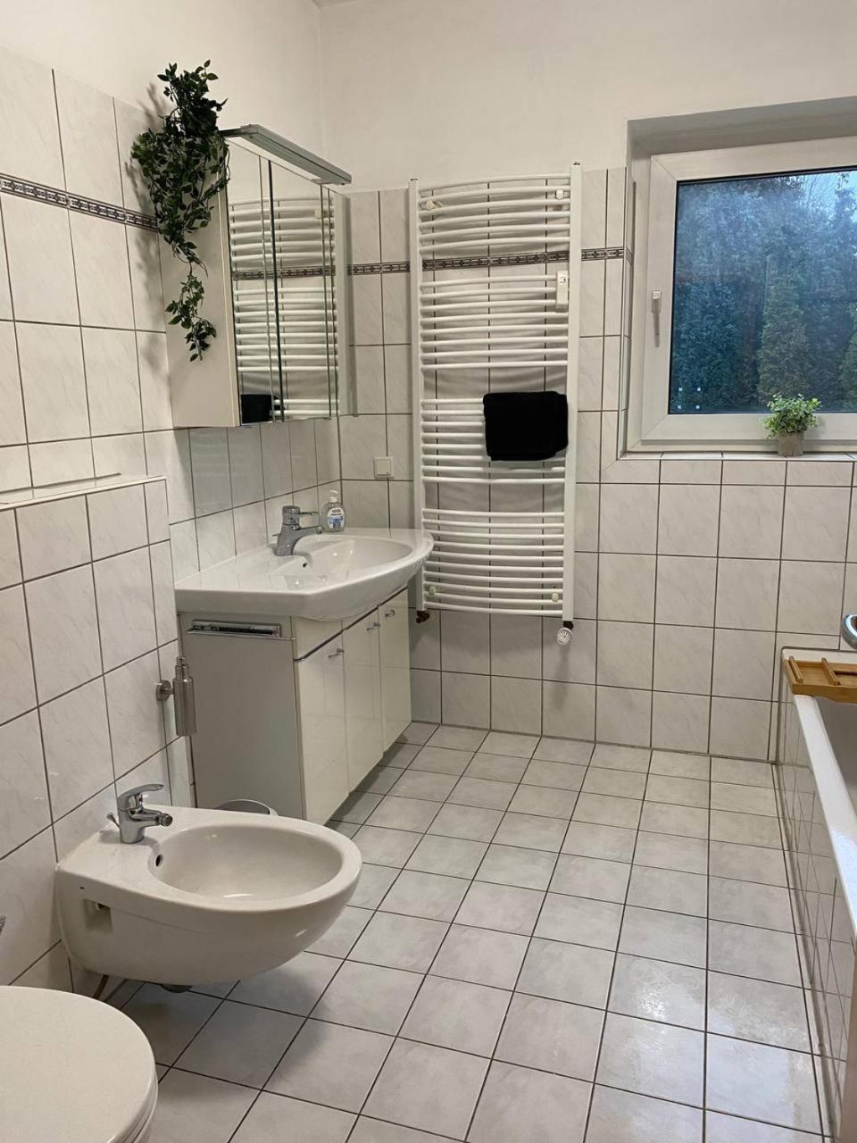 Haus Mit Garten - Kingbett - Wifi - Parkplatz Essen Exterior photo